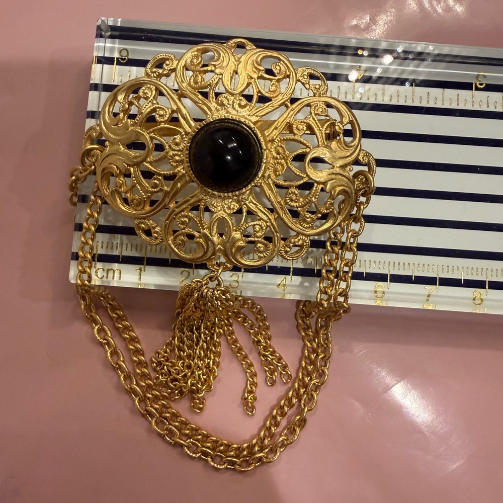 Elegant Gold Brooch with Black Accent - Picture 6 of 6